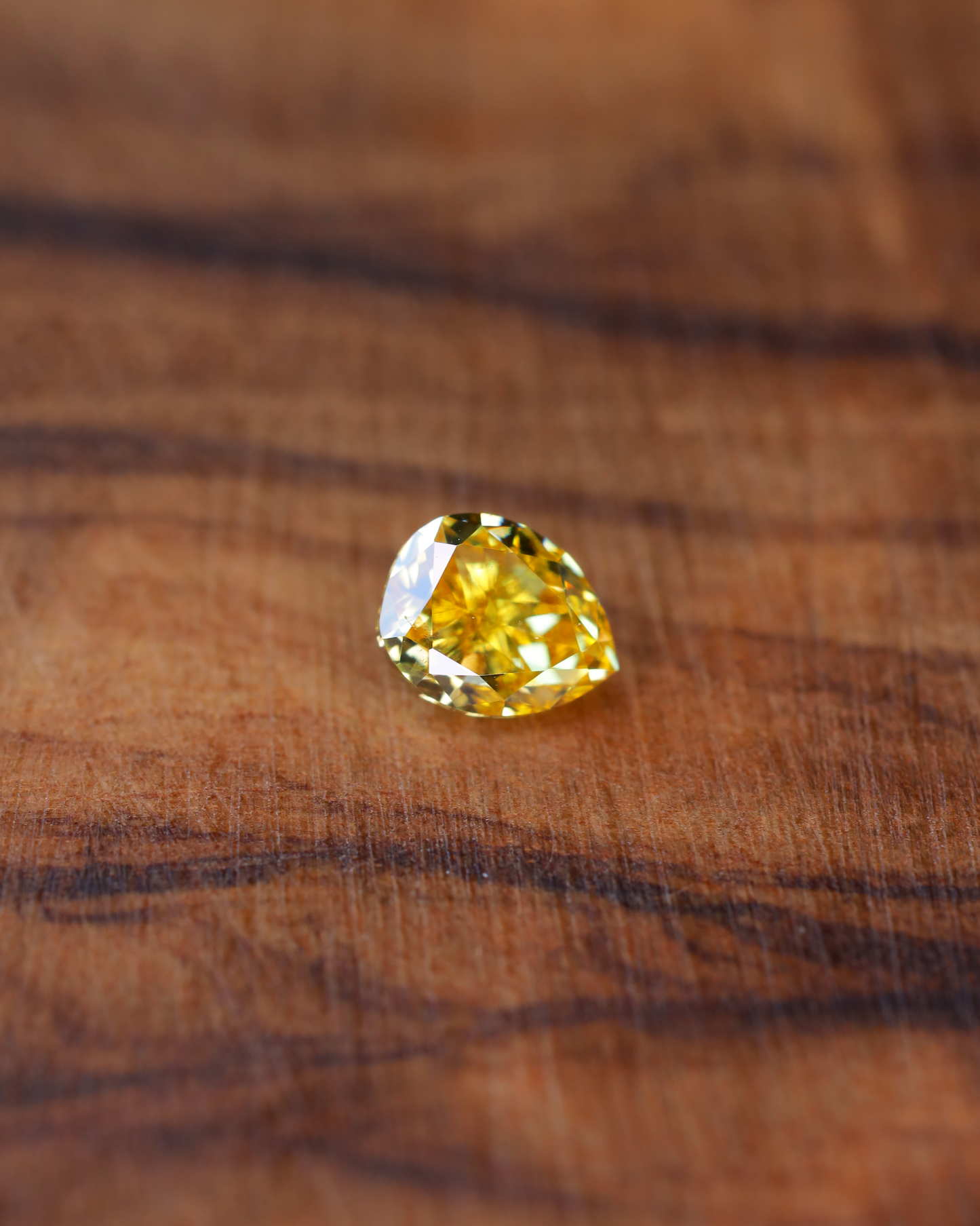 ファンシービビッドイエローダイヤモンド ルース 0.225ct