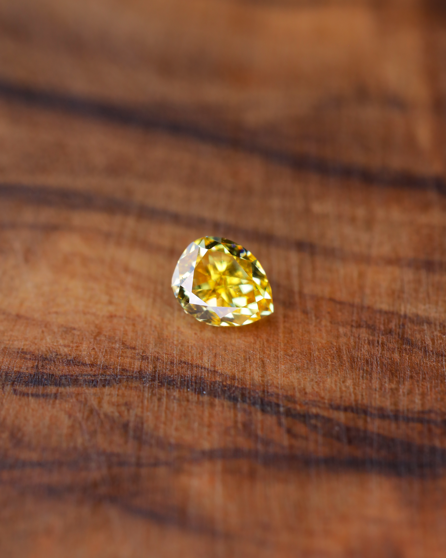 ファンシービビッドイエローダイヤモンド ルース 0.225ct