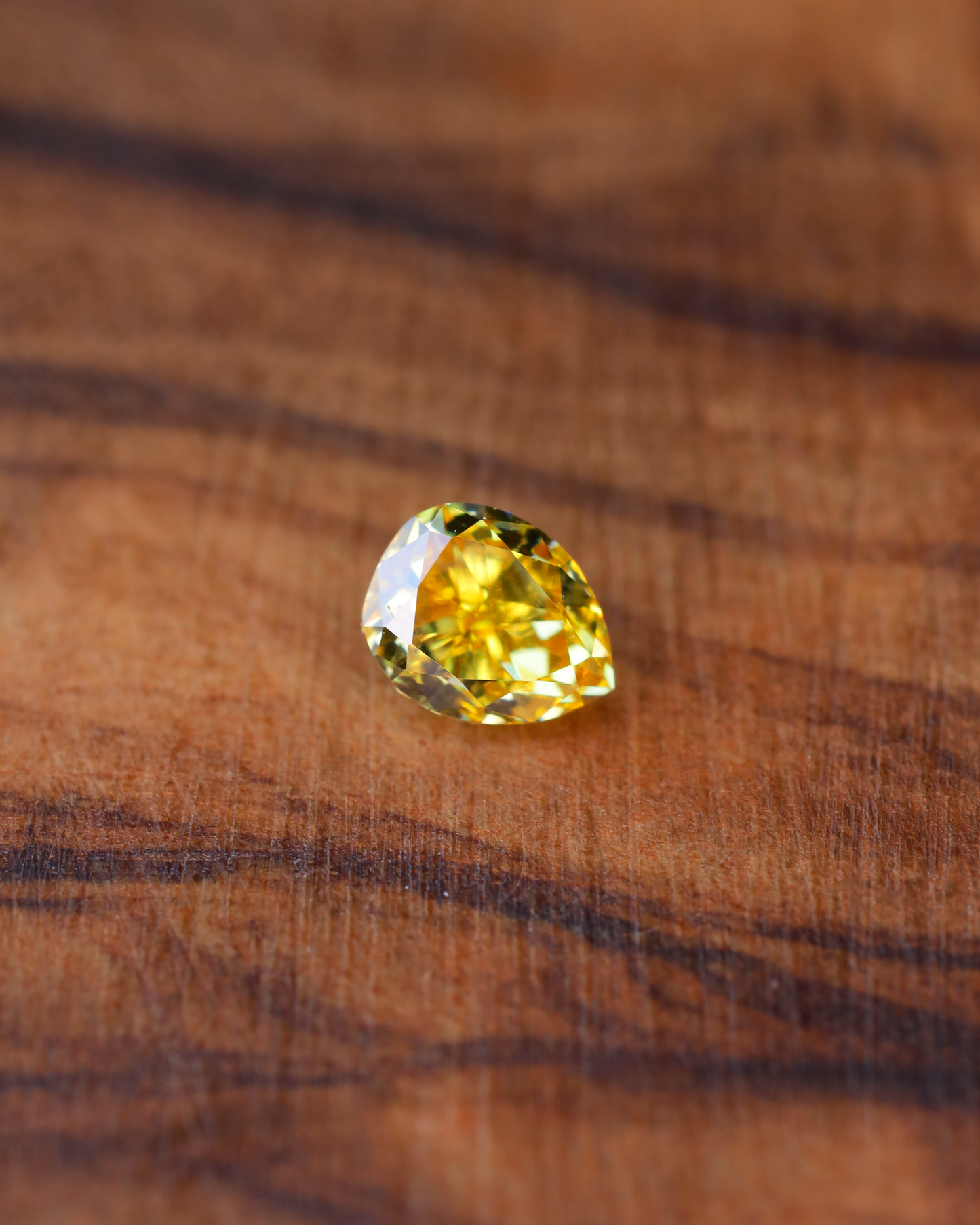 ファンシービビッドイエローダイヤモンド ルース 0.225ct