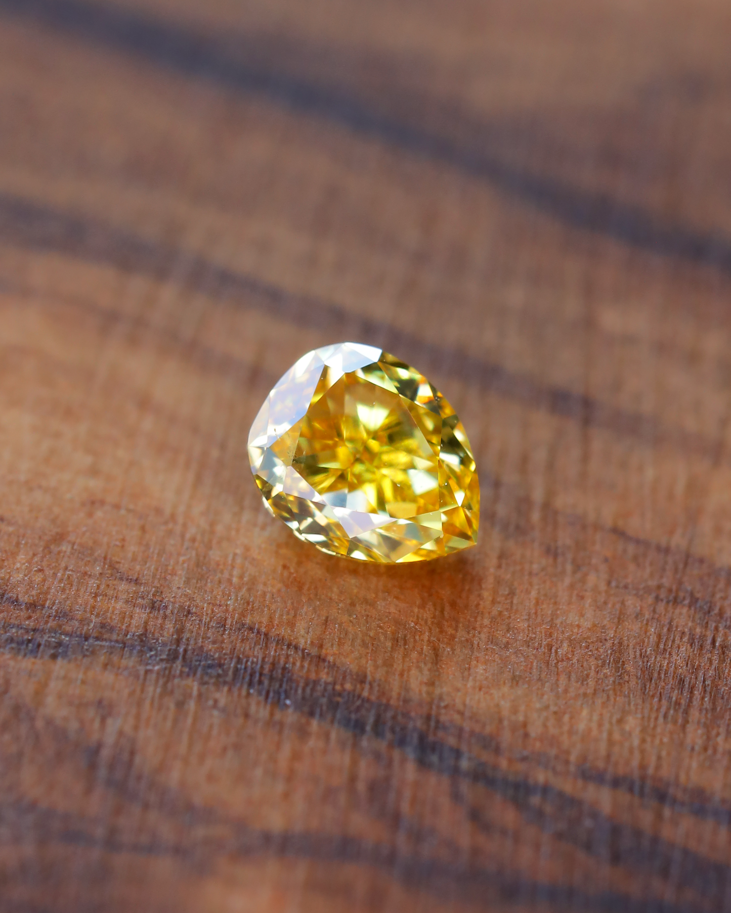 ファンシービビッドイエローダイヤモンド ルース 0.225ct