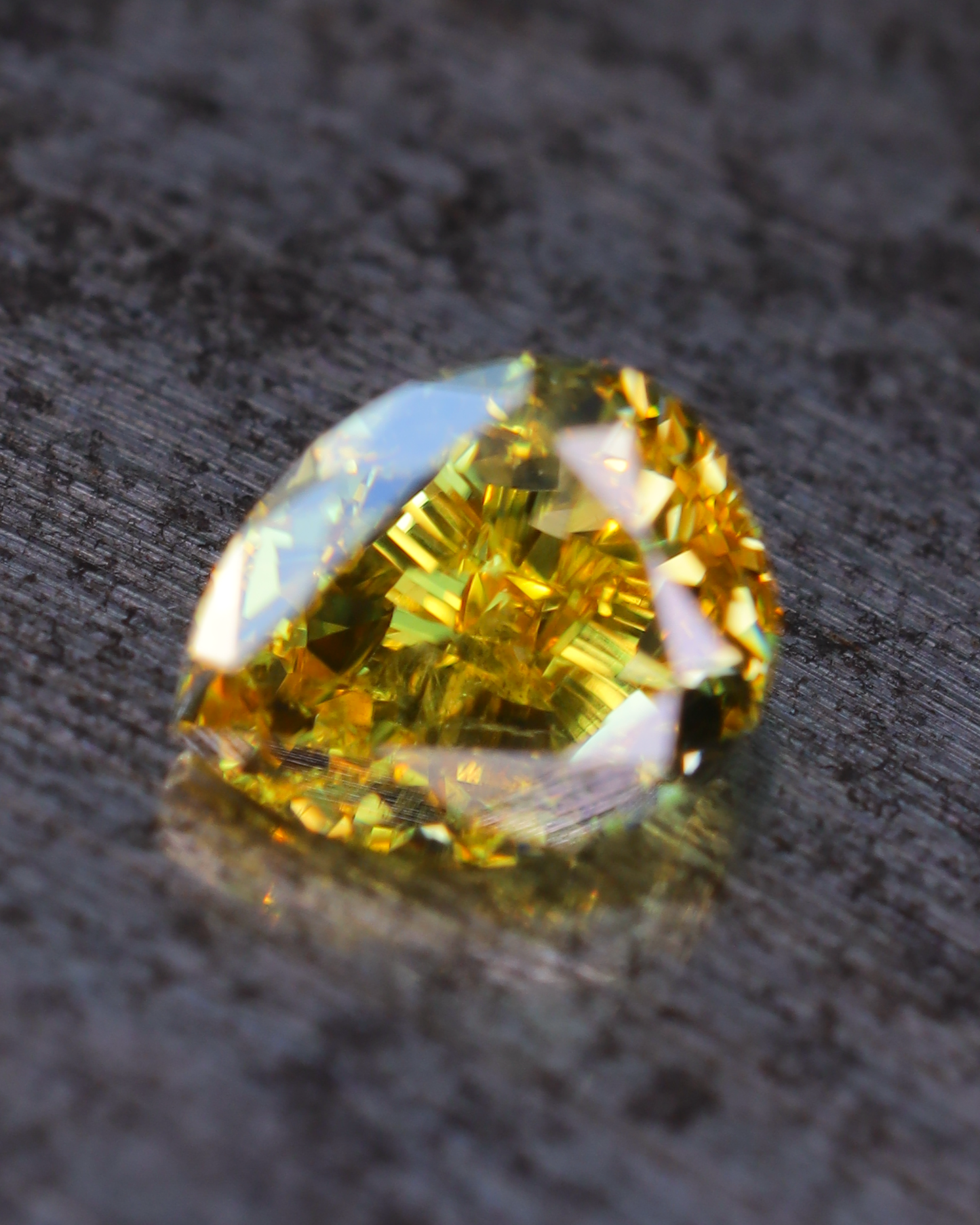 ファンシービビッドイエローダイヤモンド ルース 0.225ct