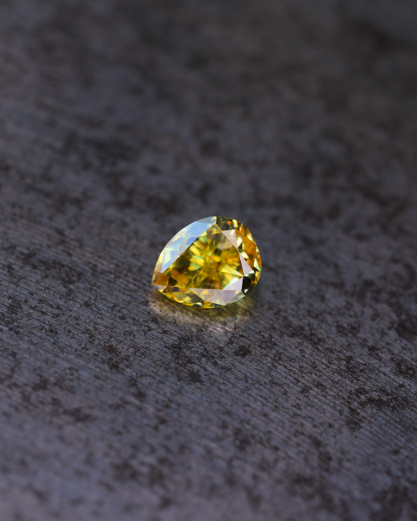 ファンシービビッドイエローダイヤモンド ルース 0.225ct