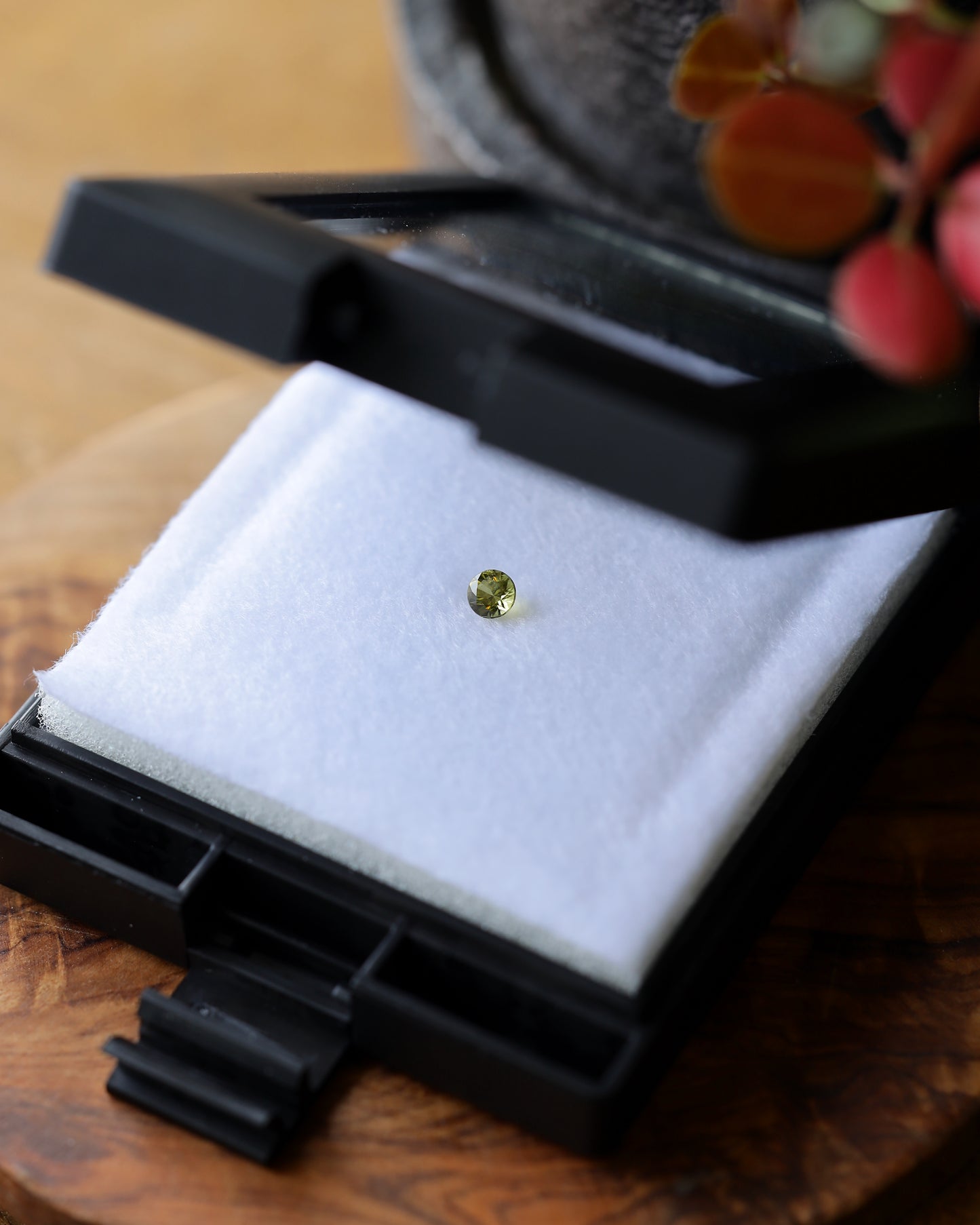 パラサイトペリドット ルース 0.25ct 鑑別書付き