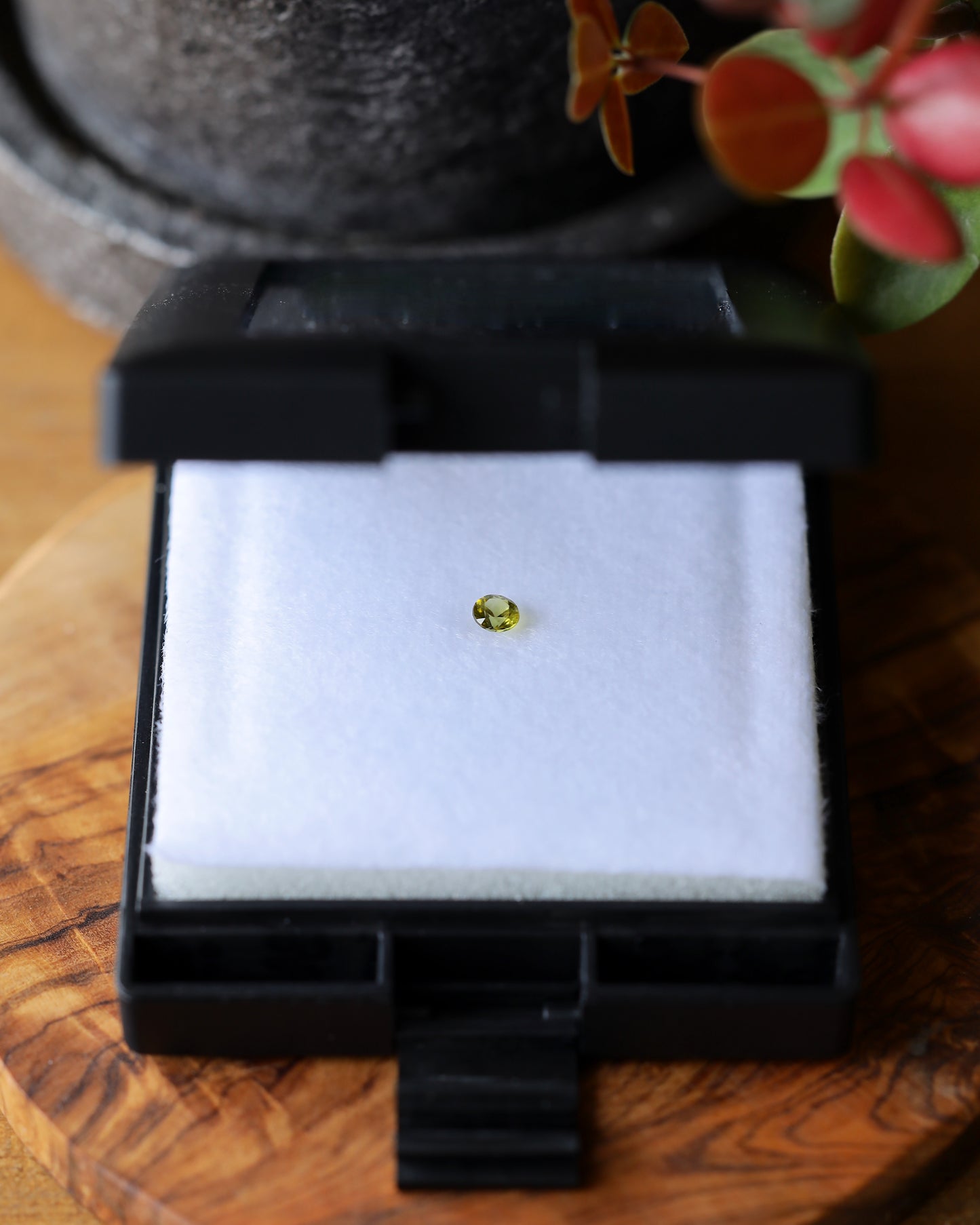 パラサイトペリドット ルース 0.25ct 鑑別書付き