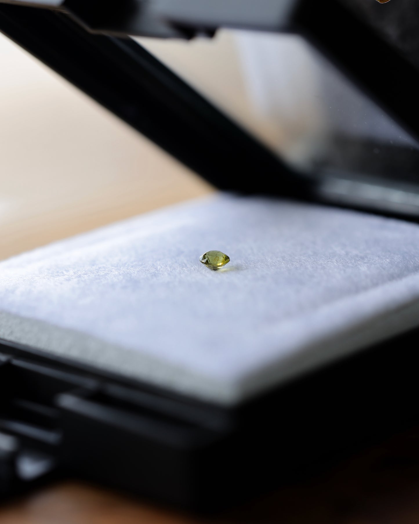 パラサイトペリドット ルース 0.25ct 鑑別書付き