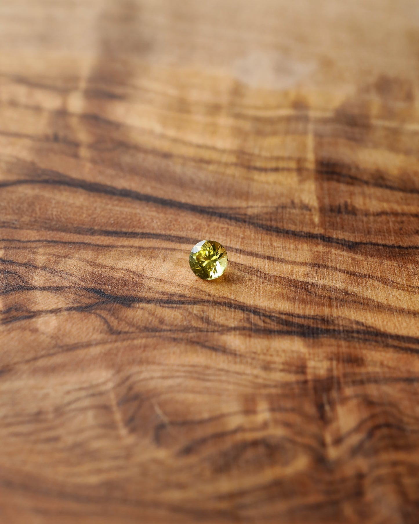 パラサイトペリドット ルース 0.25ct 鑑別書付き