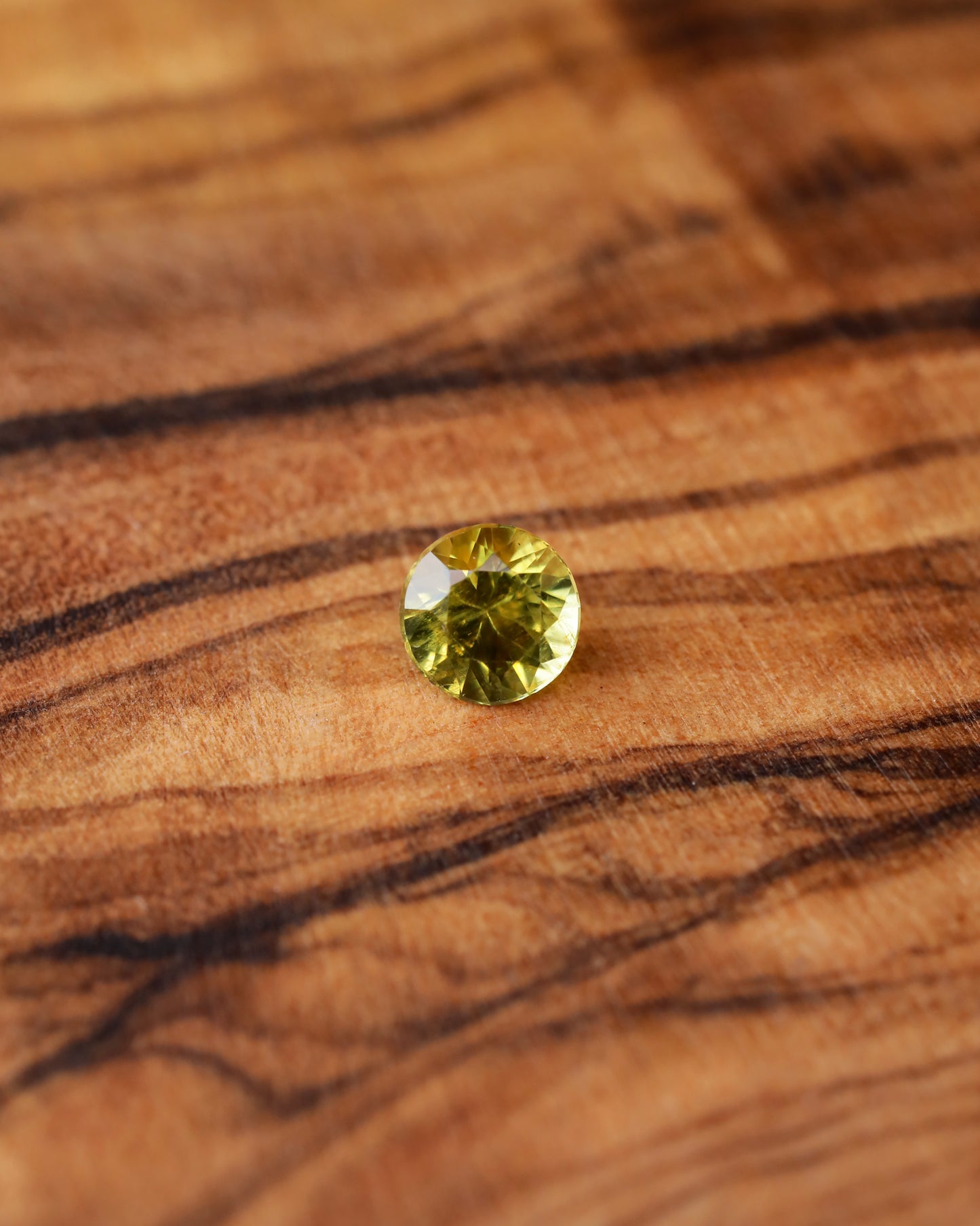 パラサイトペリドット ルース 0.25ct 鑑別書付き