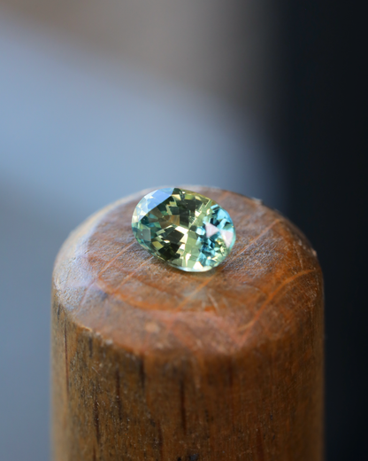 バイカラーサファイア　ルース　0.57ct