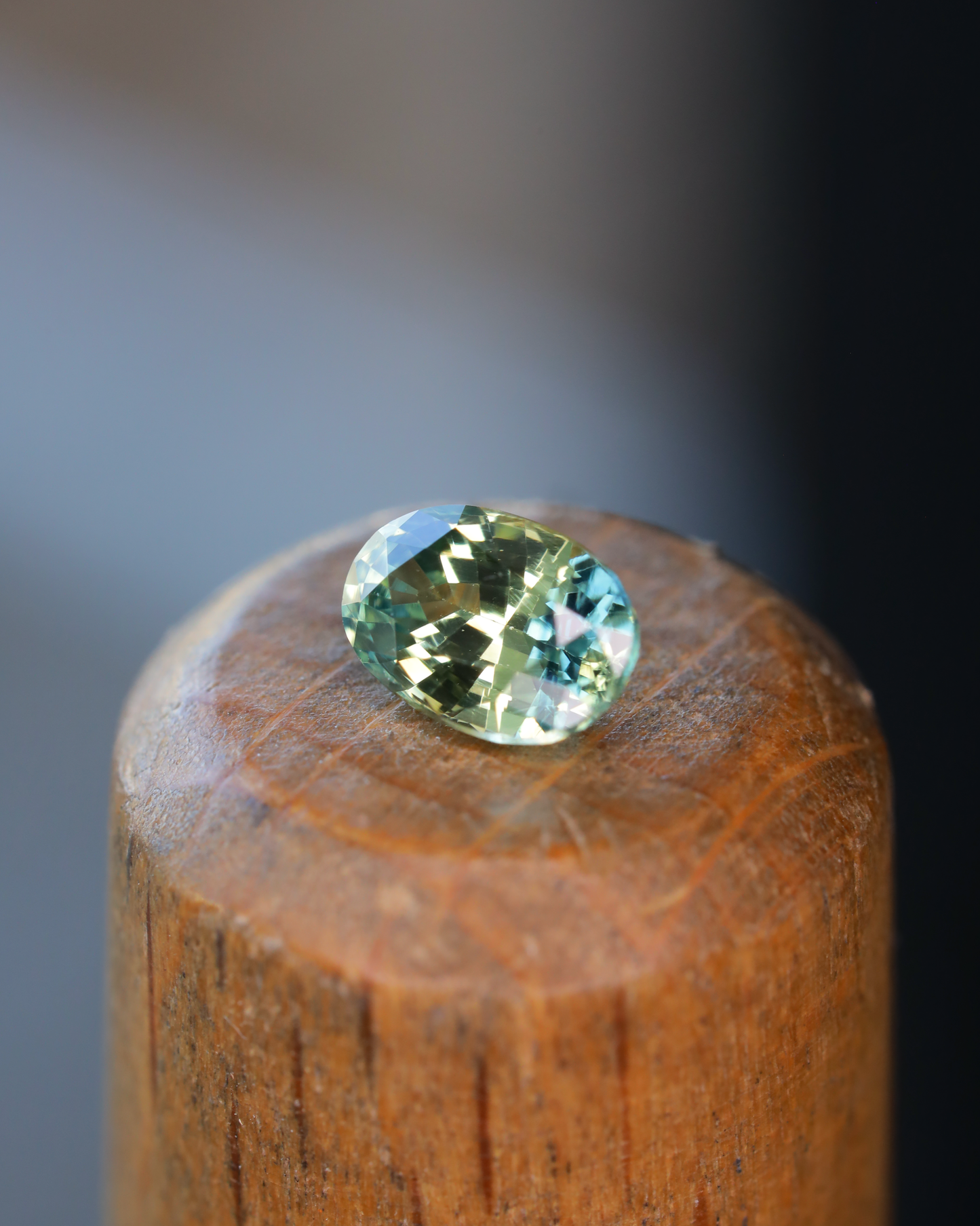 バイカラーサファイア　ルース　0.57ct