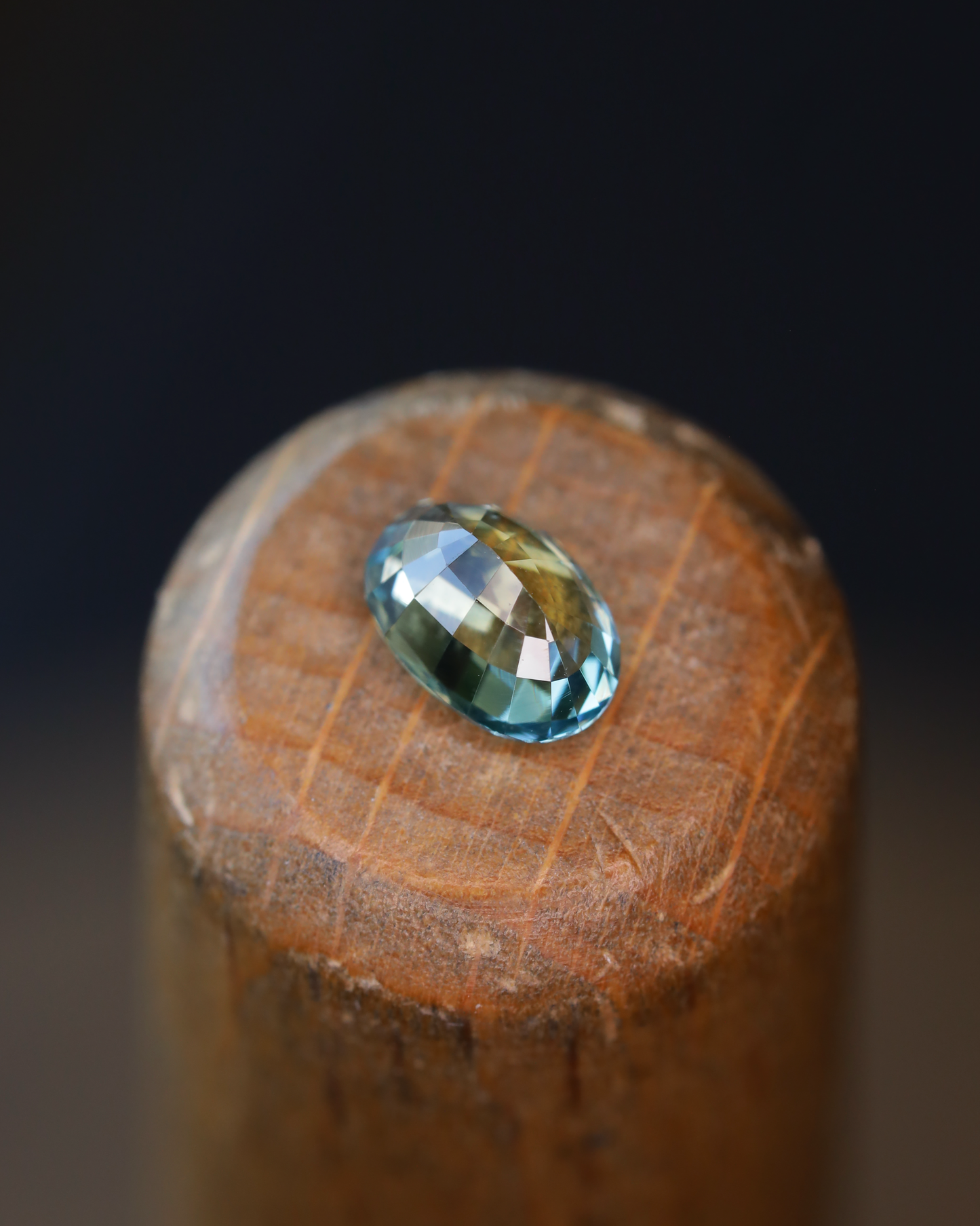 バイカラーサファイア　ルース　0.57ct