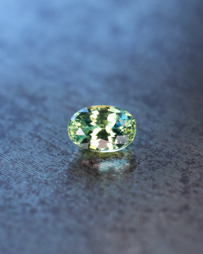 バイカラーサファイア　ルース　0.57ct