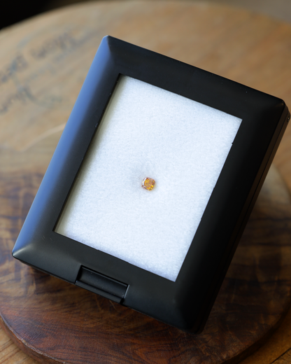 ファンシーディープイエローオレンジダイヤモンド　ルース　0.302ct