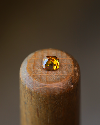 ファンシーディープイエローオレンジダイヤモンド　ルース　0.302ct