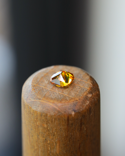 ファンシーディープイエローオレンジダイヤモンド　ルース　0.302ct