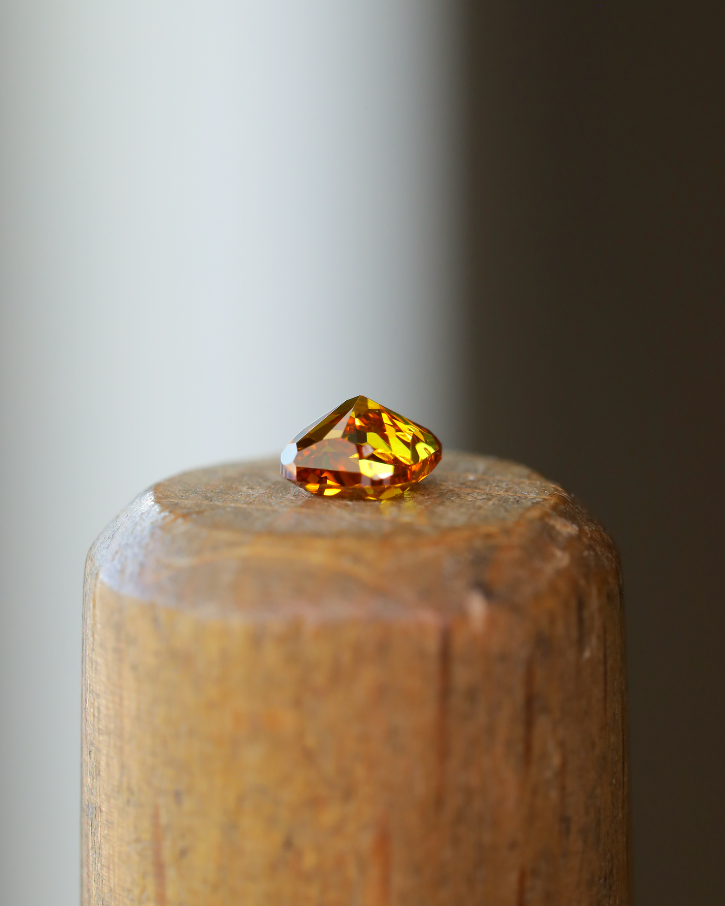 ファンシーディープイエローオレンジダイヤモンド　ルース　0.302ct