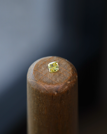 ファンシービビッドイエローダイヤモンド　ルース　0.130ct