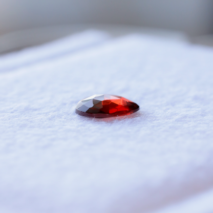 【仕立て必須】ガーネット　0.67ct