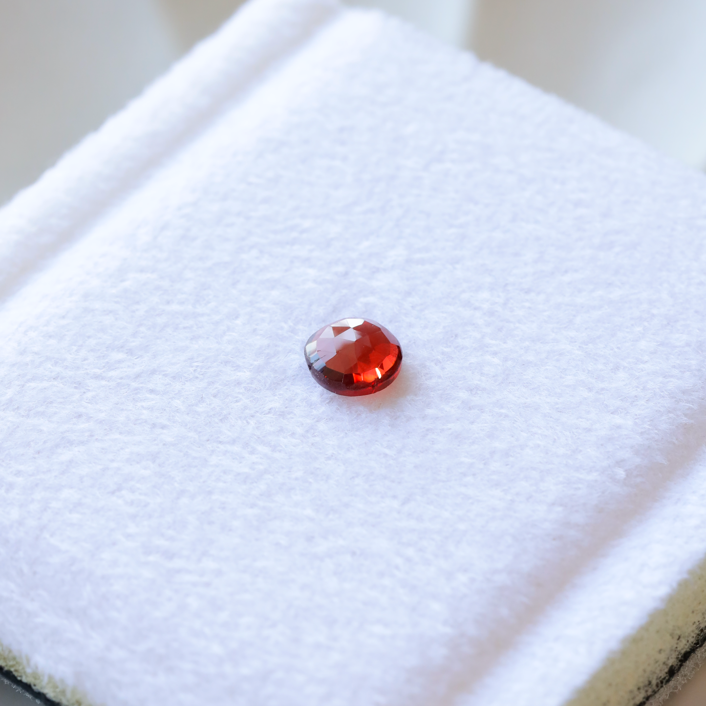 【仕立て必須】ガーネット　0.90ct