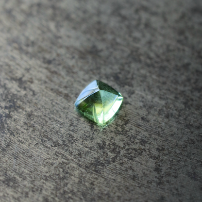 ペリドット　ルース　0.38ct