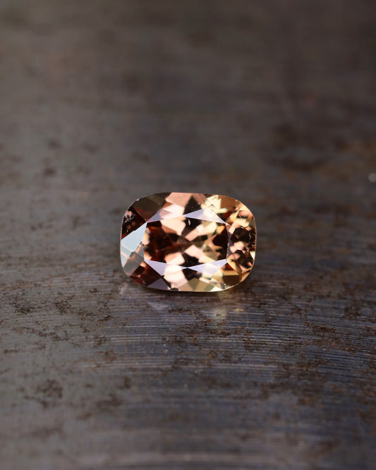 カラーチェンジガーネット　ルース　1.13ct